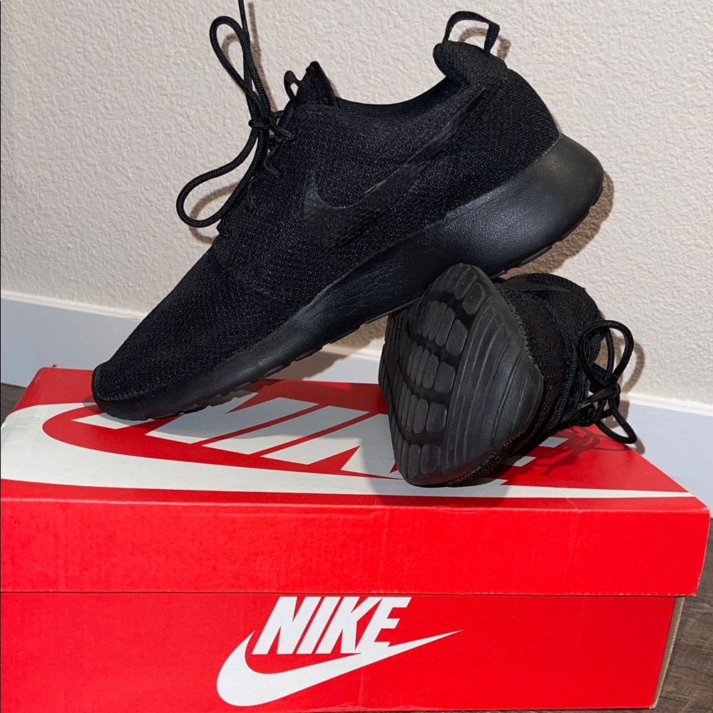 NIKE ROSHE ONE. Size 8 Men’s // 9.5 Women’s